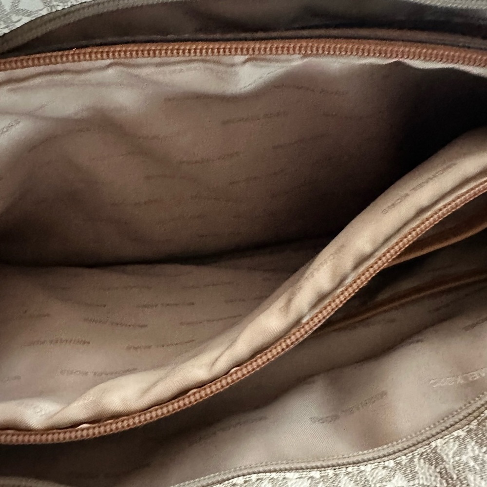Michael Kors Jet Set Tote - Picture 7 of 11